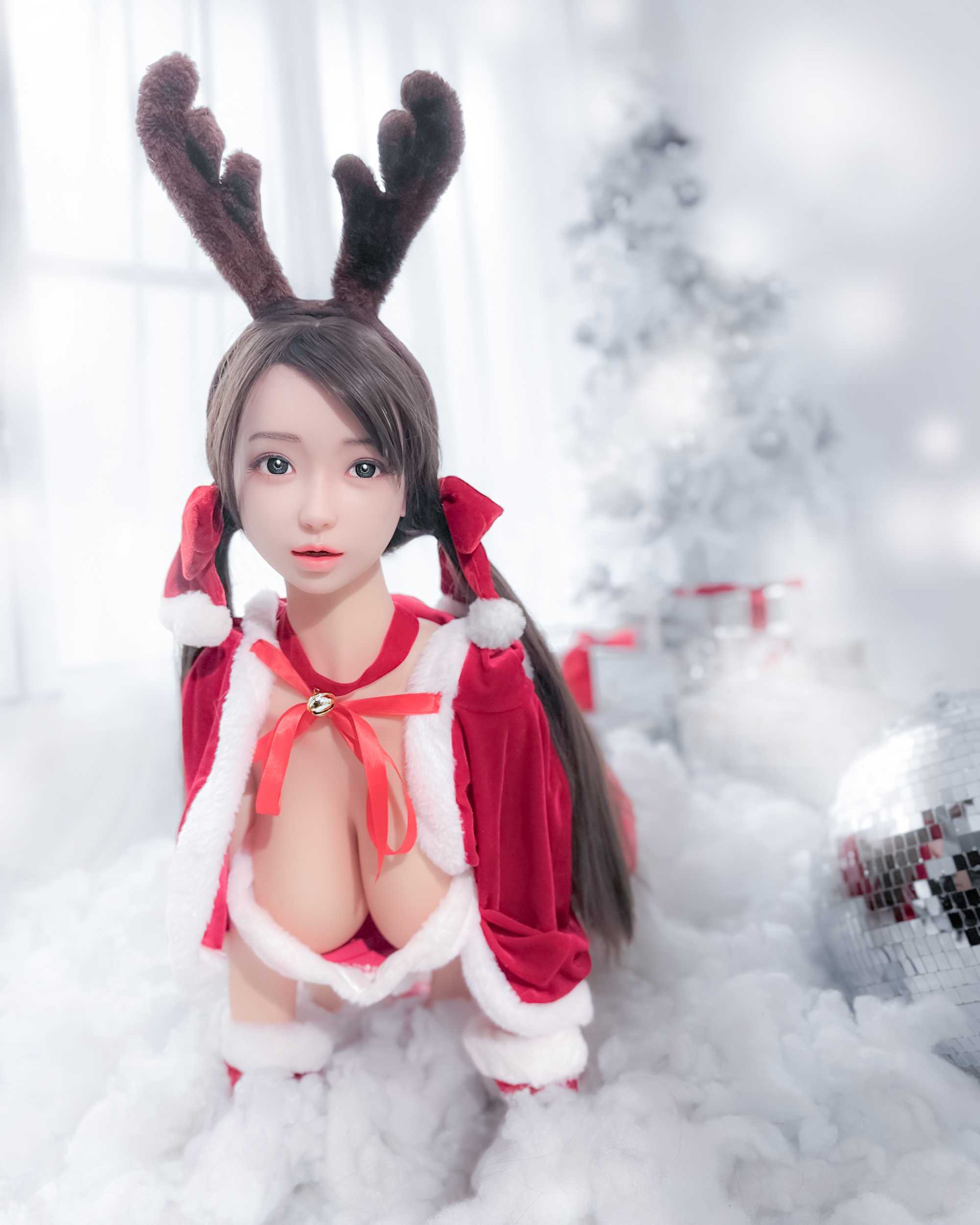 05_喬可麗被拐露乳溝.jpg